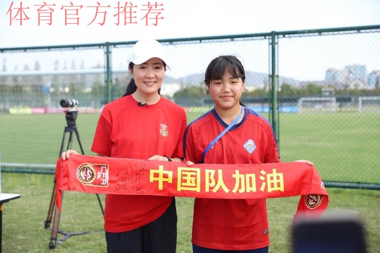 草原“玫瑰”闪耀中青赛 国脚看望建队35年呼市蒙校U15女足 草原“玫瑰”闪耀中青赛 国脚看望建队35年呼市蒙校U15女足